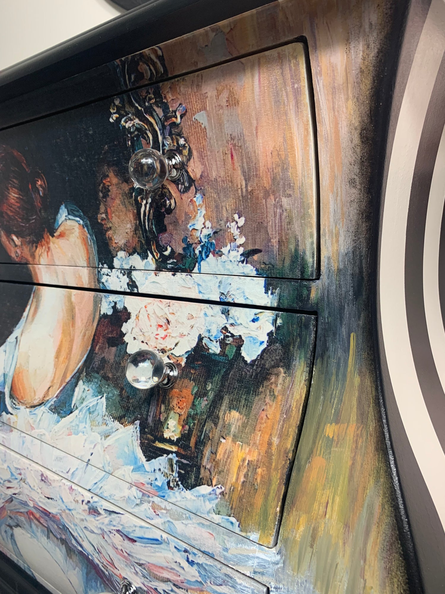 In this video, following the application for the Prima Ballerina Decor-Weave from Hokus Pokus, I am using paint to extend the image to the edge of a bombe dresser.